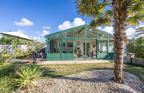 Challans House | Holiday Home 'Du Peintre' with Private Terrace, Wi-Fi and Air Conditioning