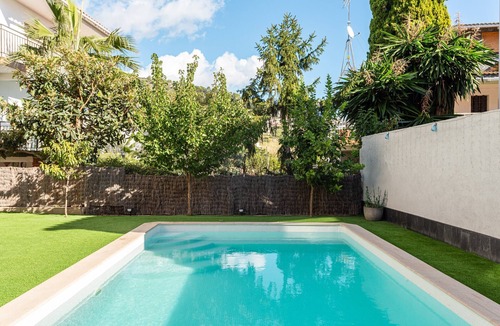 Pineda de Mar Apartment | Holiday Home 'Durero' with Mountain View, Wi-Fi and Air Conditioning
