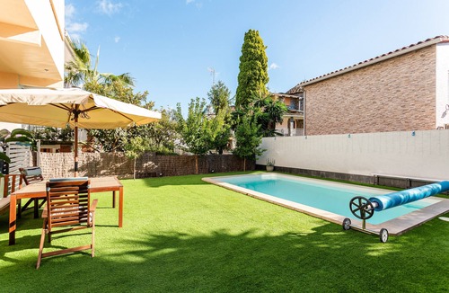 Pineda de Mar Apartment | Holiday Home 'Durero' with Mountain View, Wi-Fi and Air Conditioning
