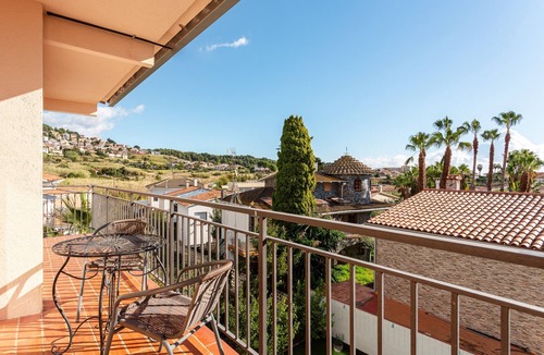 Pineda de Mar Apartment | Holiday Home 'Durero' with Mountain View, Wi-Fi and Air Conditioning