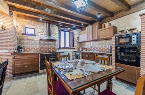 Moral de Hornuez House | Holiday Home 'El Rincón De Hornuez' with Mountain View, Balcony and Wi-Fi