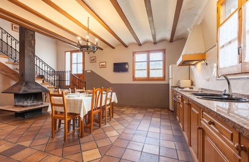 Sant Marti de Tous House | Holiday Home 'El Cup' with Mountain View, Shared Pool and Wi-Fi