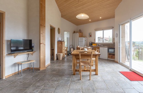 Payzac House | Holiday Home 'Eco Gîte' with Mountain View, Wi-Fi and Air Conditioning