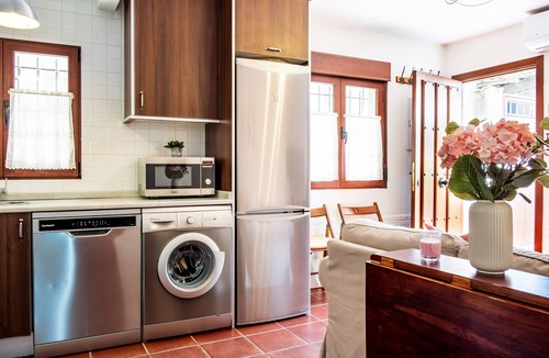 Piedralaves House | Holiday Home 'El Cabildo' with Private Patio and Wi-Fi
