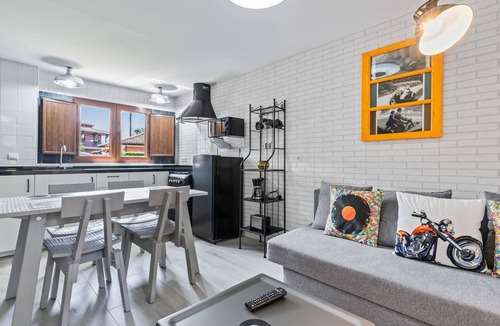 Cardes House | Holiday Home 'El Floreu De Remis' with Private Terrace, Private Garden and Wi-Fi