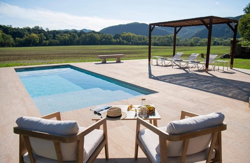 Beguda House | Holiday Home 'El Graner' with Mountain Views, Private Pool and Wi-Fi