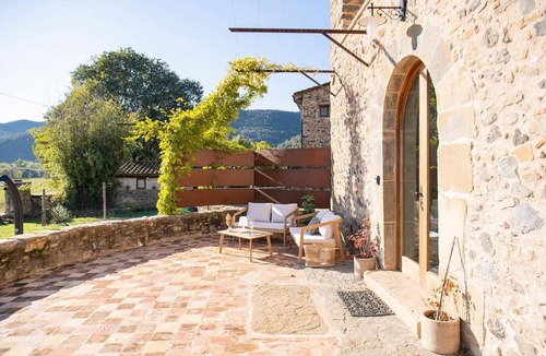 Beguda House | Holiday Home 'El Graner' with Mountain Views, Private Pool and Wi-Fi