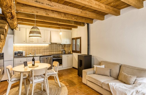 Beguda House | Holiday Home 'El Niu' with Mountain View, Wi-Fi and Air Conditioning
