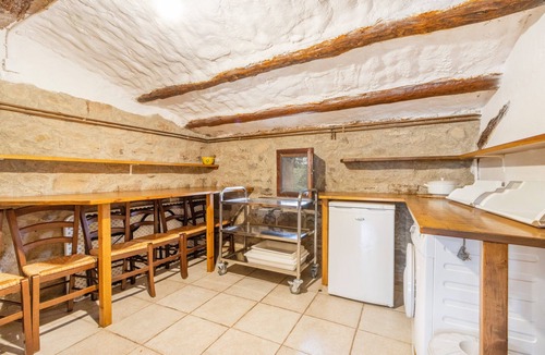 Clariana de Cardener House | Holiday Home 'El Porxet' with Mountain Views, Shared Pool and Wi-Fi