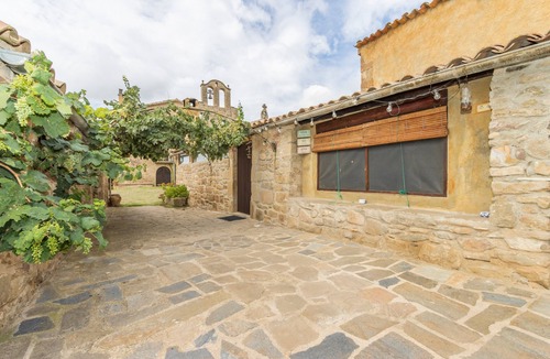Clariana de Cardener House | Holiday Home 'El Porxet' with Mountain Views, Shared Pool and Wi-Fi