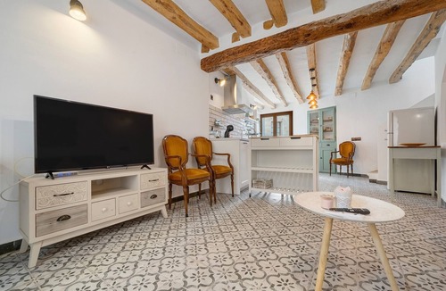 Tivissa House | Holiday Home 'El Racó De Les Escales' with Balcony, Wi-Fi and Air Conditioning
