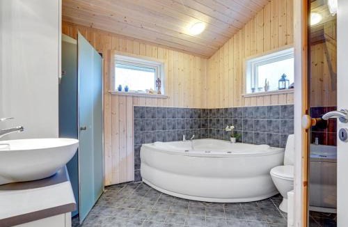 Hou House | Holiday Home Elni - 900m from the sea by Interhome