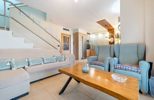Cambrils House | Holiday Home 'Emi' with Shared Pool, Wi-Fi & Air Conditioning