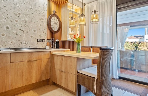 Cambrils House | Holiday Home 'Emi' with Shared Pool, Wi-Fi & Air Conditioning