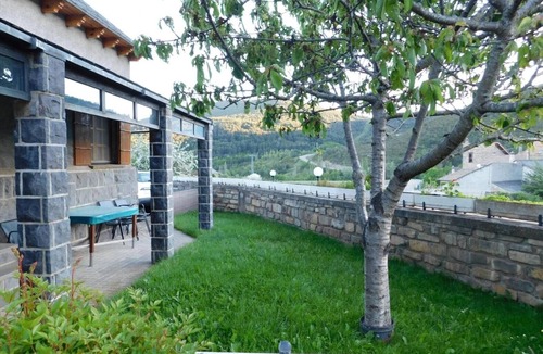 Castiello de Jaca House | Holiday Home 'La Casa De Luis' with Mountain Views, Private Terrace and Wi-Fi