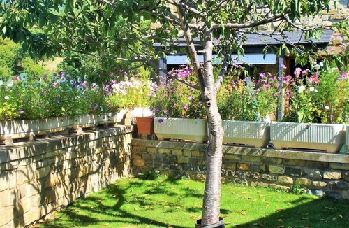 Castiello de Jaca House | Holiday Home 'La Casa De Luis' with Mountain Views, Private Terrace and Wi-Fi