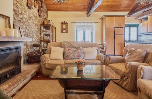 La Pola de Gordon House | Holiday Home 'El Corredor' with Private Terrace, Garden, and Wi-Fi