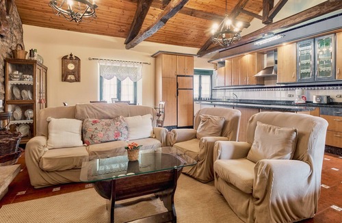 La Pola de Gordon House | Holiday Home 'El Corredor' with Private Terrace, Garden, and Wi-Fi