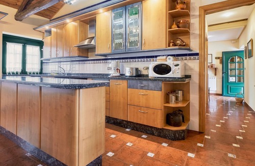 La Pola de Gordon House | Holiday Home 'El Corredor' with Private Terrace, Garden, and Wi-Fi