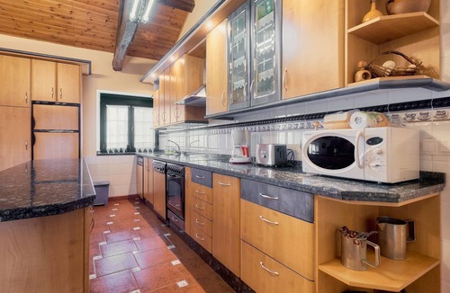 La Pola de Gordon House | Holiday Home 'El Corredor' with Private Terrace, Garden, and Wi-Fi