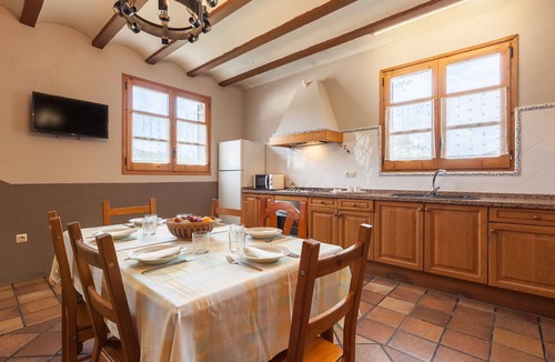Sant Marti de Tous House | Holiday Home 'El Cup' with Mountain View, Shared Pool and Wi-Fi