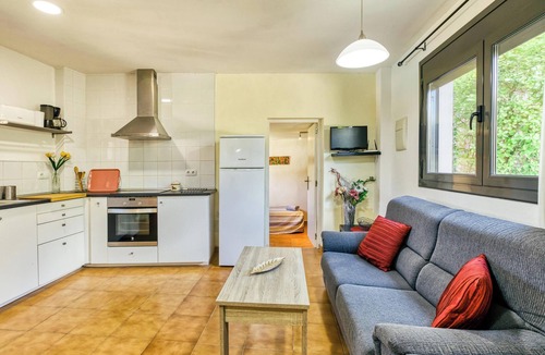 Torroella de Montgri House | Holiday Home 'Castell del Montgrí' with Mountain Views, Pool and Wi-Fi