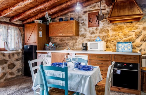 Villar de Corneja House | Holiday Home 'La Cuadra' with Mountain Views