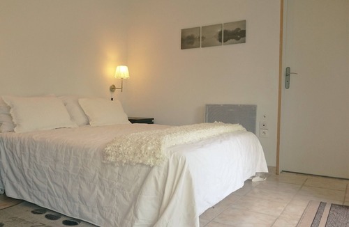 Noyant-Villages Apartment | Holiday home for 4, heated pool, games room, garden.Central for main attractions