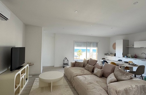 Port-la-Nouvelle House | Holiday Home 'Face À La Mer 2' with Private Terrace and Air Conditioning