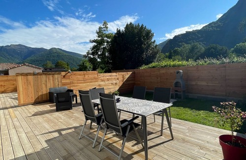 Chaum House | Holiday Home 'Foto' with Private Terrace, Wi-Fi and Air Conditioning