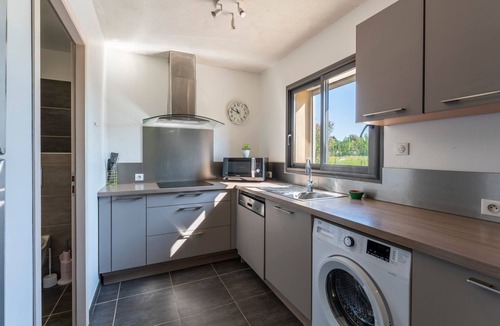 Camaret-sur-Aigues House | Holiday Home 'Grand Gîte De Tante Berthe' with Mountain View, Shared Pool and Wi-Fi