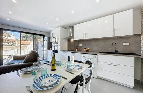 La Rogere House | Holiday Home La Houle by Interhome