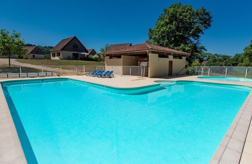 Le Bourg House | Holiday home on small park with poolview