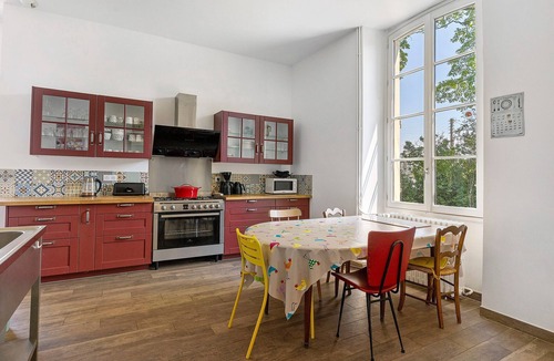 Chateauneuf-sur-Sarthe House | Holiday Home 'Sacré Gite - 15 Guests' with Private Terrace, Shared Garden & Wi-Fi