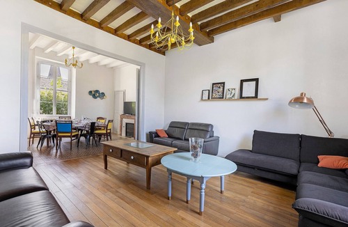 Chateauneuf-sur-Sarthe House | Holiday Home 'Sacré Gite - 15 Guests' with Private Terrace, Shared Garden & Wi-Fi