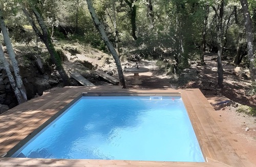 Molieres-sur-Ceze House | Holiday Home 'A Romantic Retreat in The Woods' with Mountain View, Wi-Fi and Air Conditioning