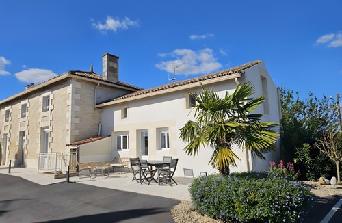 Neuville-de-Poitou House | Holiday Home La Gloriette (3 stars) in Neuville de Poitou with Pool