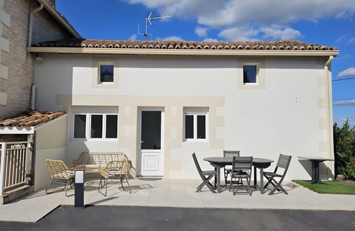 Neuville-de-Poitou House | Holiday Home La Gloriette (3 stars) in Neuville de Poitou with Pool