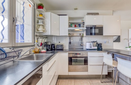 Palavas-les-Flots House | Holiday Home 'Les Palmiers' with Private Terrace, Wi-Fi & Air Conditioning