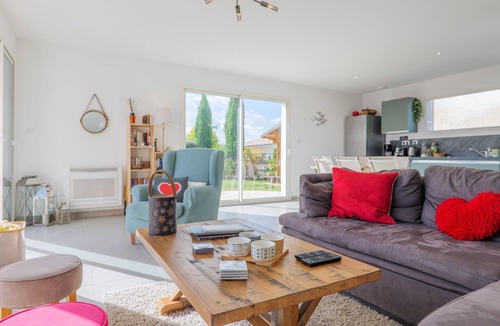 Vallon-Pont-d'Arc House | Holiday Home 'M Vallon Pont D'arc' with Private Pool, Wi-Fi and Air Conditioning
