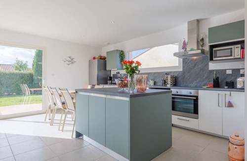 Vallon-Pont-d'Arc House | Holiday Home 'M Vallon Pont D'arc' with Private Pool, Wi-Fi and Air Conditioning