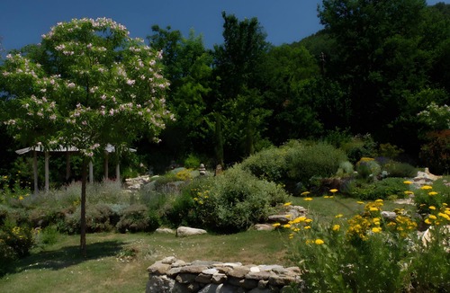 Sahorre House | Holiday Home 'Gîte Le Chant Des Oiseaux' with Mountain View, Wi-Fi & Air Conditioning