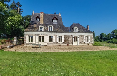 Montreuil-Juigne Other | Holiday Home 'Gîte De Charme Bord De La Mayenne' with Shared Terrace and Wi-Fi