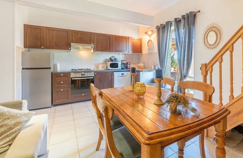 Peyraube House | Holiday Home 'Galets' with Mountain View, Wi-Fi and Air Conditioning