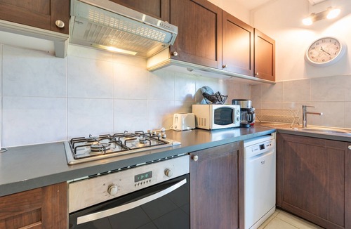 Peyraube House | Holiday Home 'Galets' with Mountain View, Wi-Fi and Air Conditioning