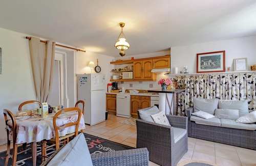 Montcabrier House | Holiday Home "Gite à Basile" with Pool & Wi-Fi