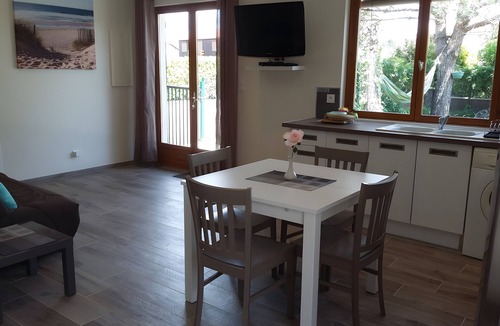 Sanguinet House | Holiday Home 'Gîte 1 Lac Nature Piscine' with Shared Pool, Wi-Fi and Air Conditioning
