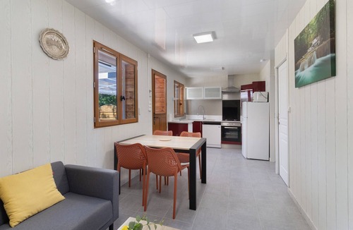 Thenon House | Holiday Home 'Gite 5 De L'Orée Du Bois' with Lake View, Wi-Fi and Air Conditioning