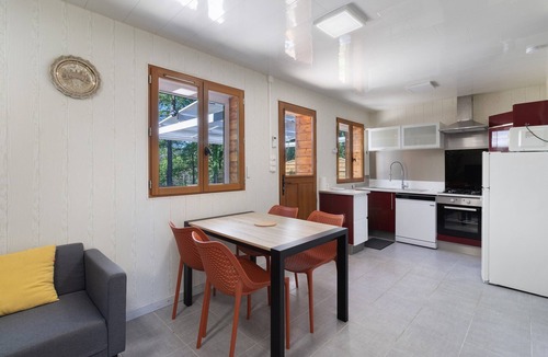 Thenon House | Holiday Home 'Gite 5 De L'Orée Du Bois' with Lake View, Wi-Fi and Air Conditioning