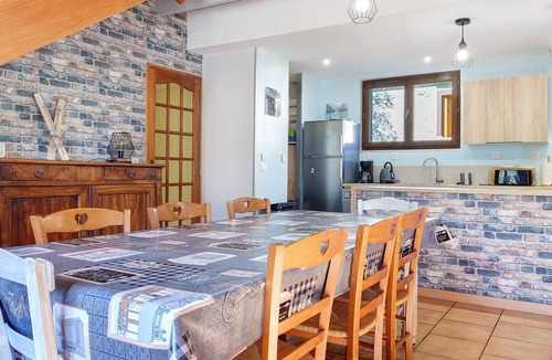 Bun House | Holiday Home 'Gite 8 Personnes, Val D'azun' with Mountain View, Private Terrace and Wi-Fi